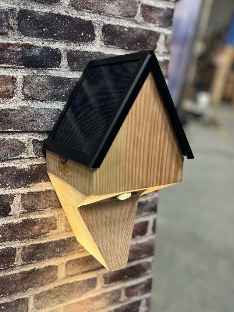 De Woodle™ Birdy, een compacte solarverlichting geïnspireerd op een vogelhuisje met dubbele zonnepanelen, ideaal voor sfeervolle en functionele verlichting, zelfs in schaduwrijke gebieden.